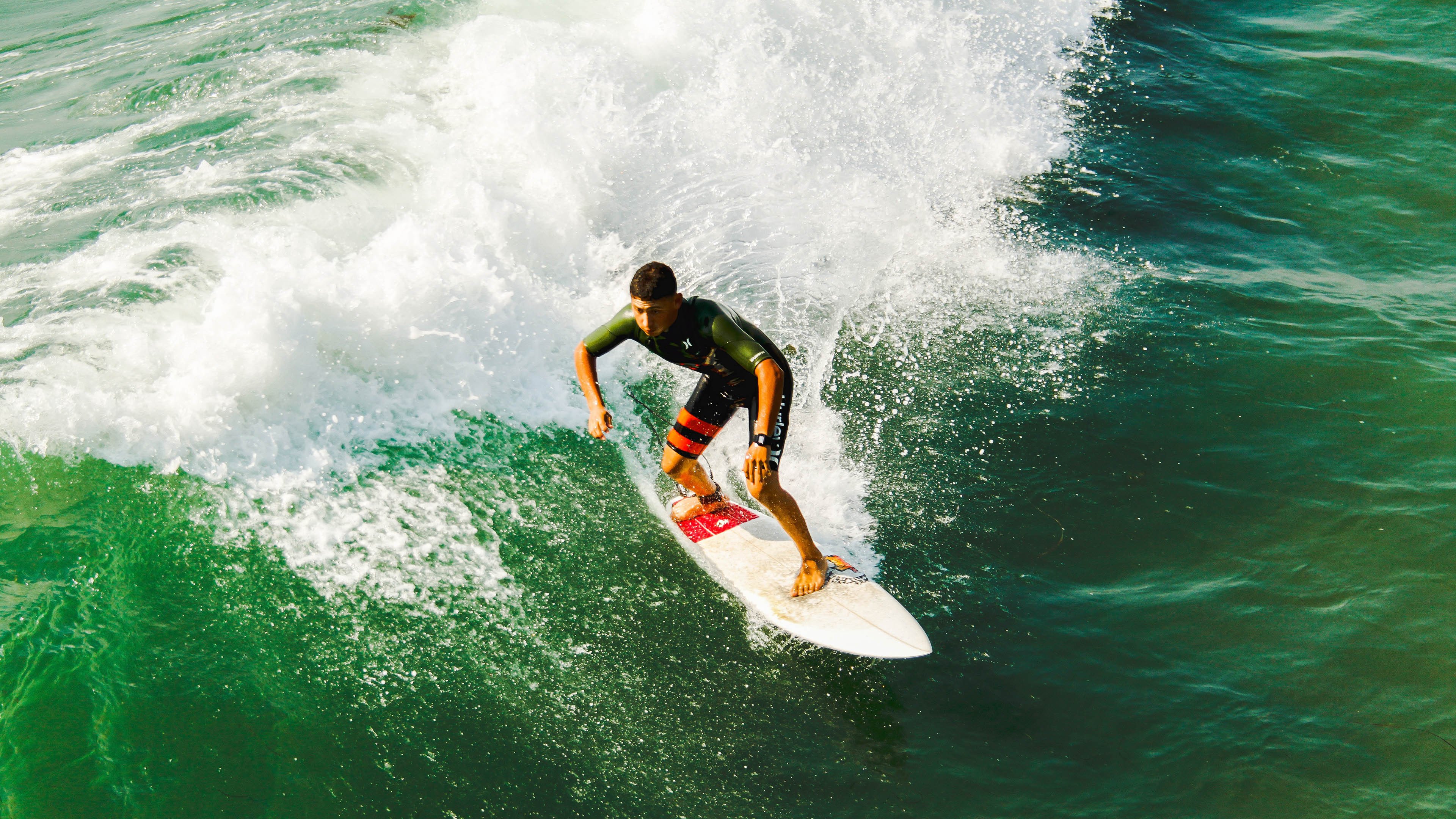 墨西哥骑手费德里科·费尔南德斯在巴黎奥运会上与“Contago”马匹共同夺得障碍赛银牌，展现默契配合。